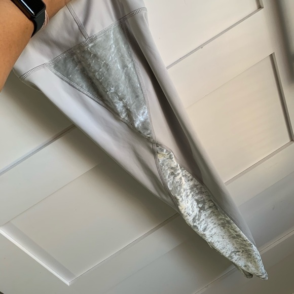 BLSPORTSWEAR | NWT Gray & Silver Yoga Pants Sm - Picture 2 of 11